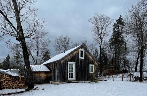 Brookline Cottage | Charming farm cottage with mountain views