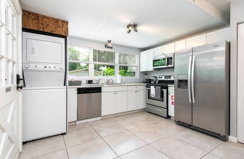 Gainesville House | Charming Farmhouse Relax w/Heated Massage Chair