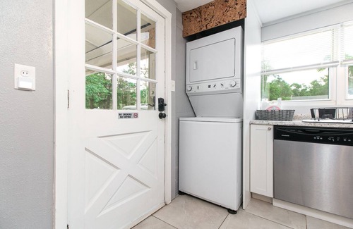 Gainesville House | Charming Farmhouse Relax w/Heated Massage Chair