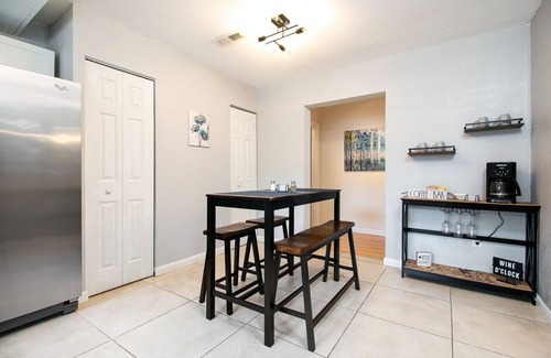 Gainesville House | Charming Farmhouse Relax w/Heated Massage Chair