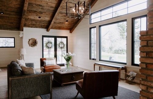 Kalispell House | Charming farmhouse with gorgeous mountain views. Close to Glacier National Park!