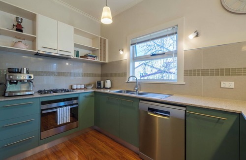 Devonport House | Charming Fig Tree Cottage with WiFi & Parking