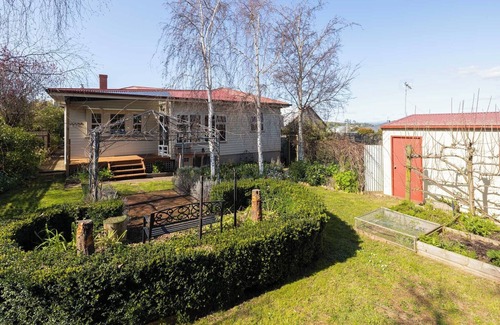 Devonport House | Charming Fig Tree Cottage with WiFi & Parking