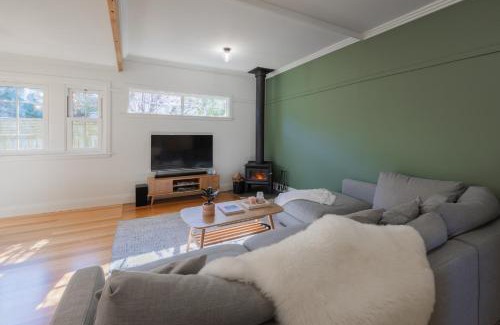 Devonport House | Charming Fig Tree Cottage with WiFi & Parking