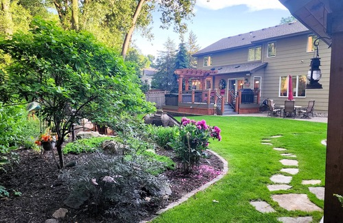 Burnsville House | "Charming Five-Bedroom Cottage Destination at Everchanging Seasons!"