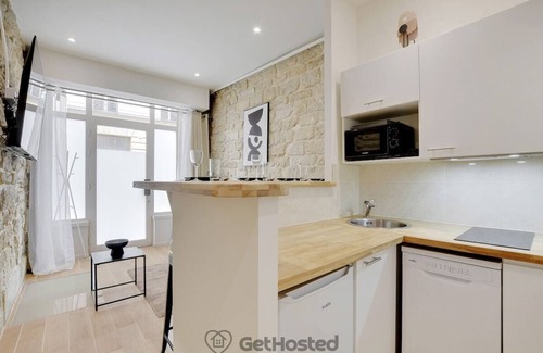 Quartier de la Porte-Saint-Denis Apartment | Charming flat with Jacuzzi in the heart of Paris - GetHosted