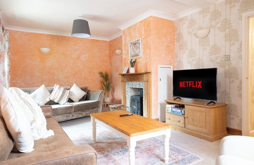 Frome House | Charming Frome Retreat with 4 Bedrooms