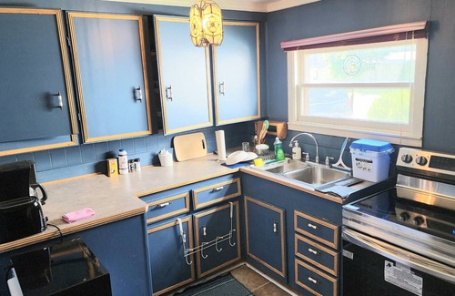 Brantford House | Charming Furnished Bungalow with high speed internet and Gorgeous Lawn