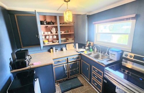 Brantford House | Charming Furnished Bungalow with high speed internet and Gorgeous Lawn