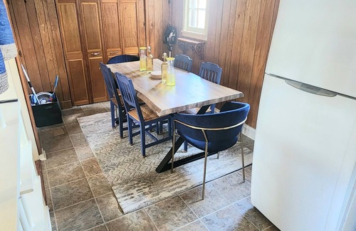 Brantford House | Charming Furnished Bungalow with high speed internet and Gorgeous Lawn