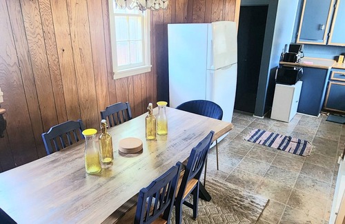 Brantford House | Charming Furnished Bungalow with high speed internet and Gorgeous Lawn