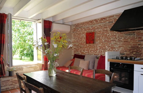 Pommevic Cottage | CHARMING GÎTE. VELO VOIE VERTE. POMMEVIC. 3 PERS