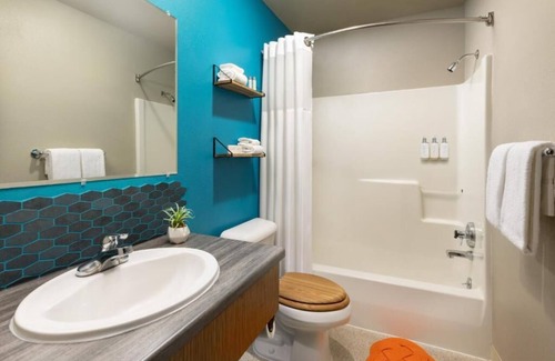 Ketchikan House | Charming Garden Views & Exciting Fishing Excursions | Two Twin Bed