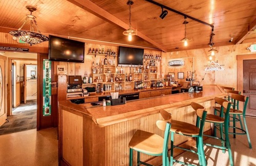 Ketchikan House | Charming Garden Views & Exciting Fishing Excursions | Two Twin Bed