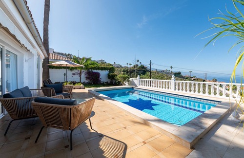 Puntillo del Sol Ski Chalet | Charming Getaway in El Sauzal: Enjoy Comfort, Nature, and a Private Pool
