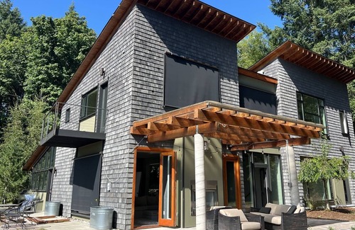Gig Harbor House | Charming Getaway in Gig Harbor | Hot Tub | Patio