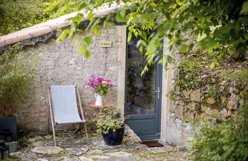 Belveze House | Charming gîte and unusual cabin, nature, swimming pool. Ideal for friends and family stays