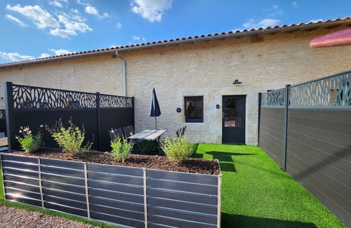 Saint-Pierre-d'Exideuil House | Charming gîte with swimming pool