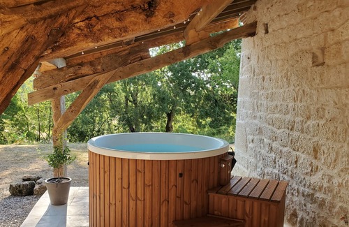 Aiguelèze House | Charming gite with whirlpool bath and swimming pool amidst vineyards
