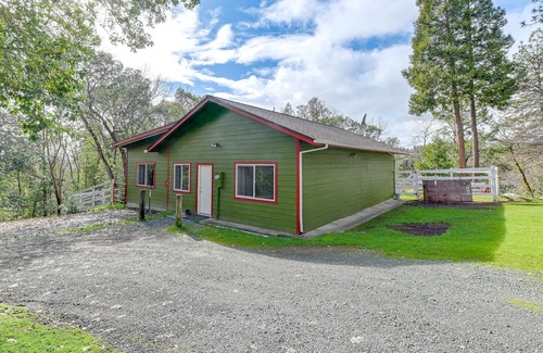 Grants Pass Cottage | Charming Grants Pass Cottage w/Patio & Gas Grill!