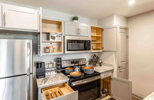 Sherwood Park Apartment | π| Charming Green Retreat |π
