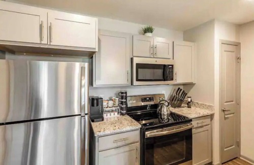 Sherwood Park Apartment | π| Charming Green Retreat |π