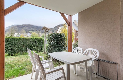 Esterre Apartment | Charming Ground Floor Apartment with Garden, 2BR, Pool & Sauna Access, Luz-Saint-Sauveur