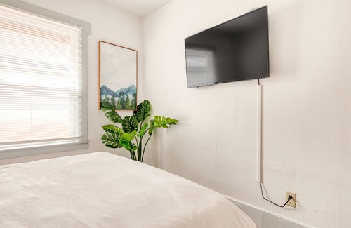 Hood River House | Charming guest suite in the heart of downtown with hot tub & large patio