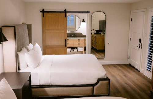 Midway Hotel | Charming Haven w/Resort Access & Majestic Outdoors - Your Perfect Getaway!