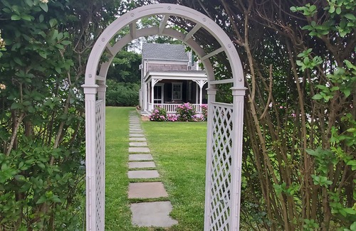 East Chop House | CHARMING HISTORIC ISLAND HOME-WEEKLY RENTAL- OAK BLUFFS