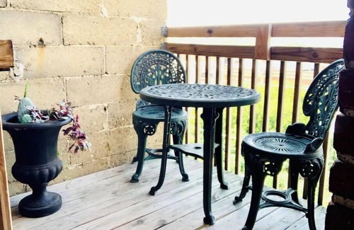Mount Vernon House | Charming historic apartment turned antique store near the town square