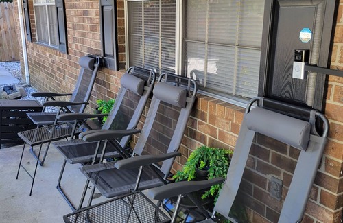Savannah House | Charming Home- 15 mins from Historic Downtown, W+D