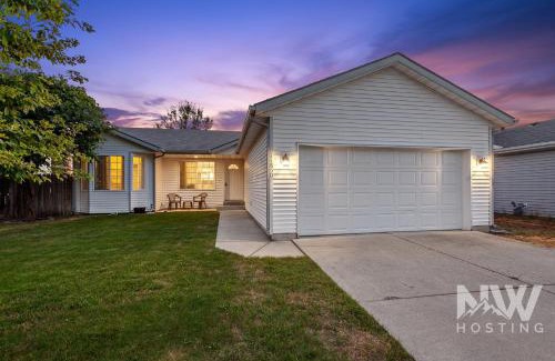 Coeur d'Alene House | Charming Home ear Triple Play Silverwood Hayden Lake Fire Pi Fenced Yard a Plum Tree 1219