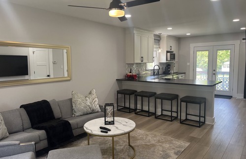 Apex Cottage | Charming Home in Downtown Historic Apex with King Bed