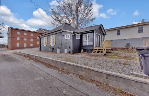 Lenoir City House | Charming Home Near Downtown Lenoir City