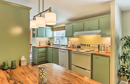 Pottsboro House | Charming Home w/Deck & Yard - 1 Mi to Lake Texoma