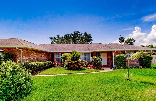 South Daytona House | Charming home with beach nearby, full kitchen, grill, central AC, & W/D