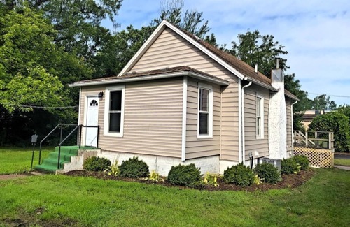 Waukegan House | Charming Home with 3 Bedrooms