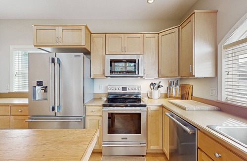Bandon House | Charming home with WiFi, deck, & grill - 1 block to the beach