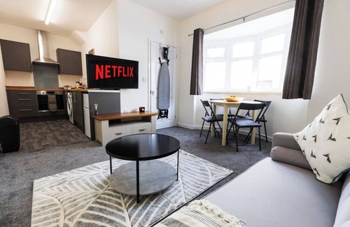 Redcar House | Charming House 3 minute's walk to the beach Free Parking Smart TV Wifi