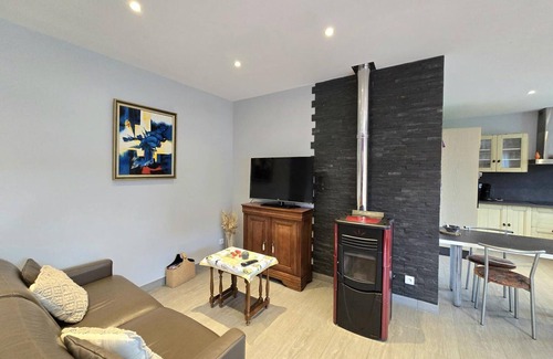 Champcevinel Cottage | Charming House near Périgueux with WiFi, Enclosed Garden, and Baby Equipment