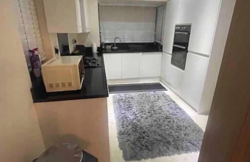 Hillingdon House | Charming House with Garden - Sleeps 6 & Parking