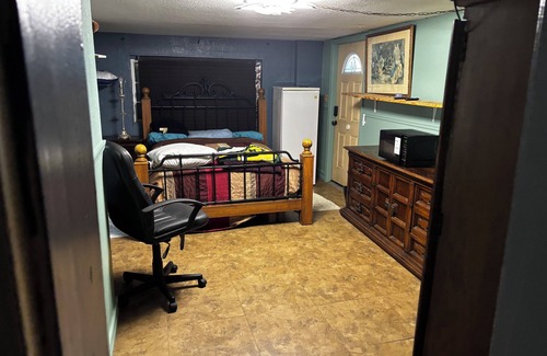 Fort Lauderdale House | Charming house with 1 bedroom AC unit with private bathroom.