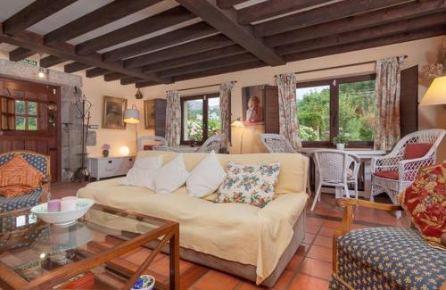 Escobedo House | Charming House with Lake View