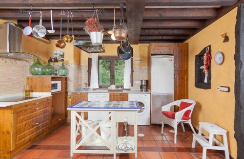 Escobedo House | Charming House with Lake View