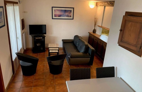 Vendres House | Charming House with Terrace, BBQ, and Parking, Steps from Beach and Shops – Sleeps 6
