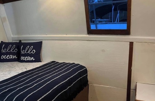 Sanford Boat Rental | Charming houseboat in pleasant Sanford with WiFi, AC