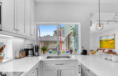 Eastlake Boat Rental | Charming Houseboat on Lake Union