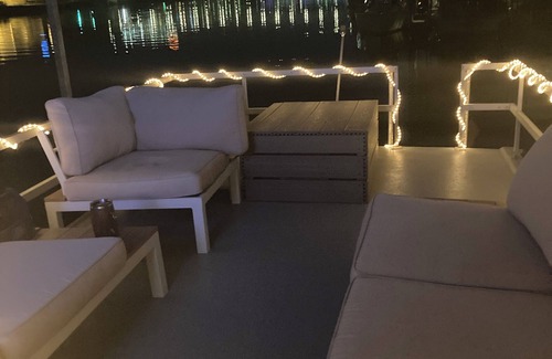 Downtown Knoxville Boat Rental | Charming houseboat with 2+ bedrooms, awesome riverfront location in Knoxvillen