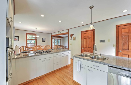 Hyannis Cottage | Charming Hyannis Home w/Deck: Walk to Beach!